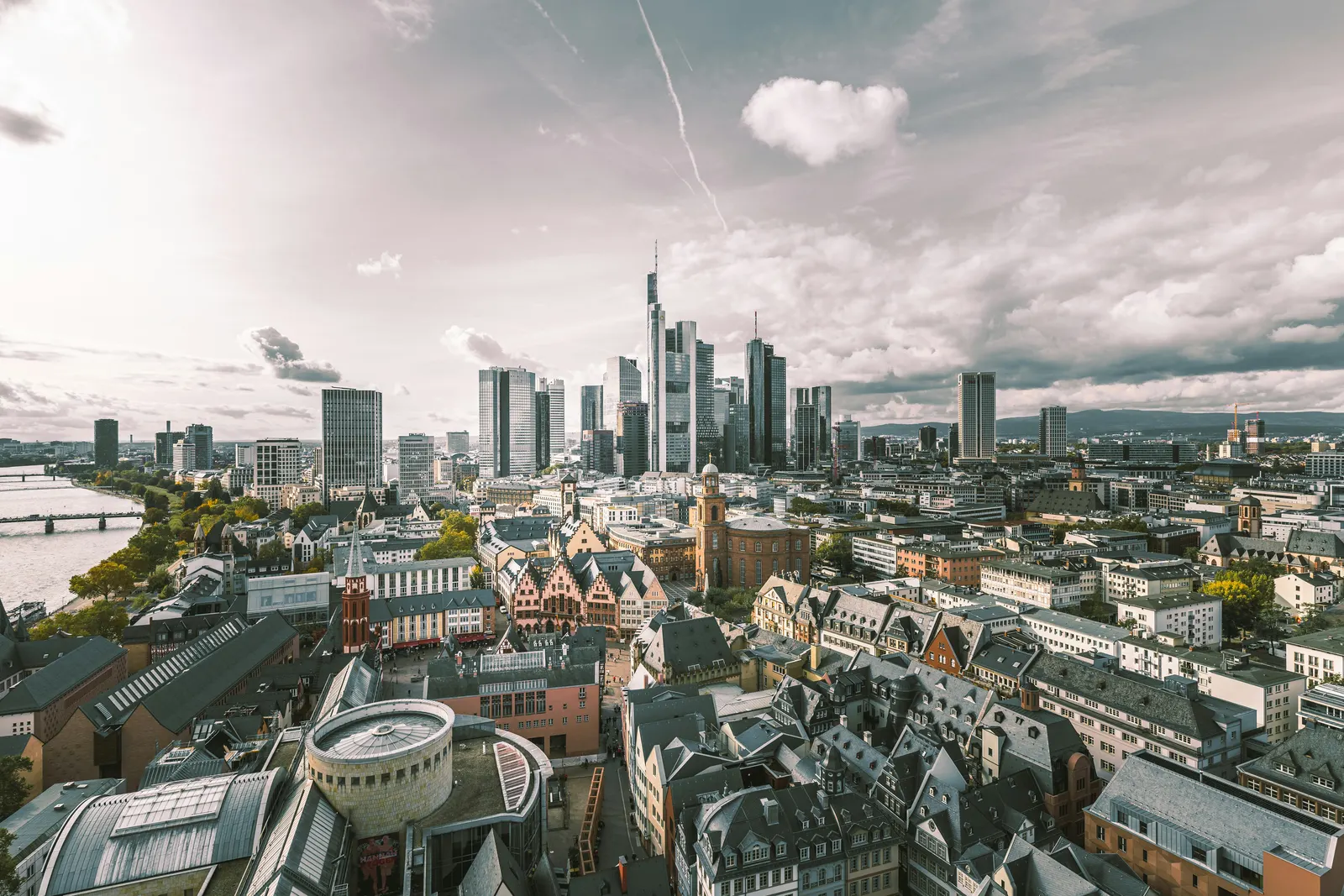 Skyline von Frankfurt am Main mit Altstadt und Main