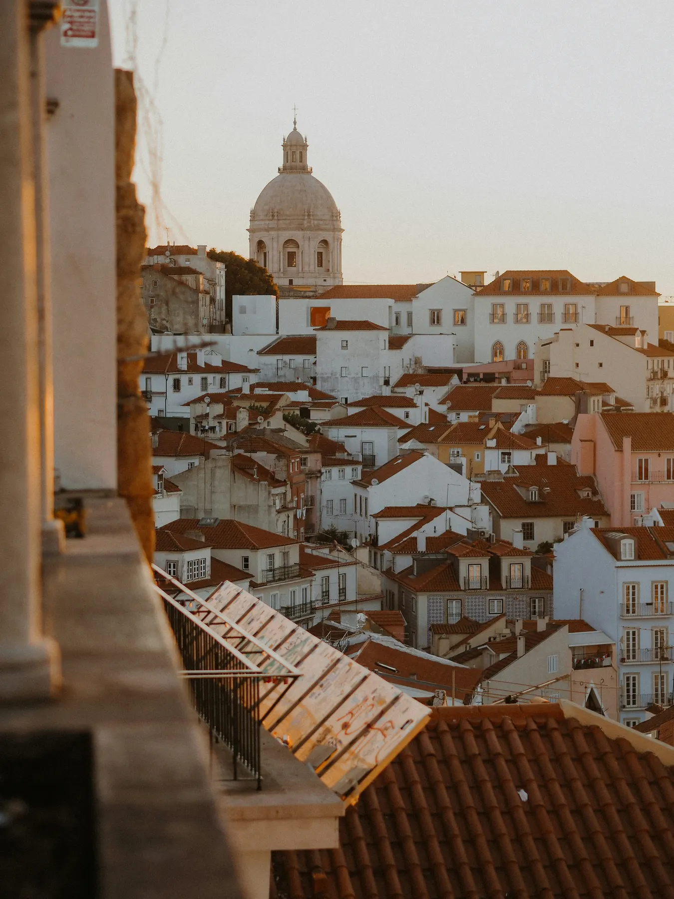 Blick von einem Balkon über die Altstadt von Lissabon